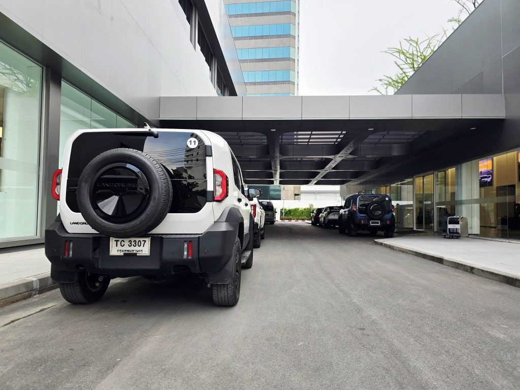Toyota Land Cruiser màu trắng trong album dự án
