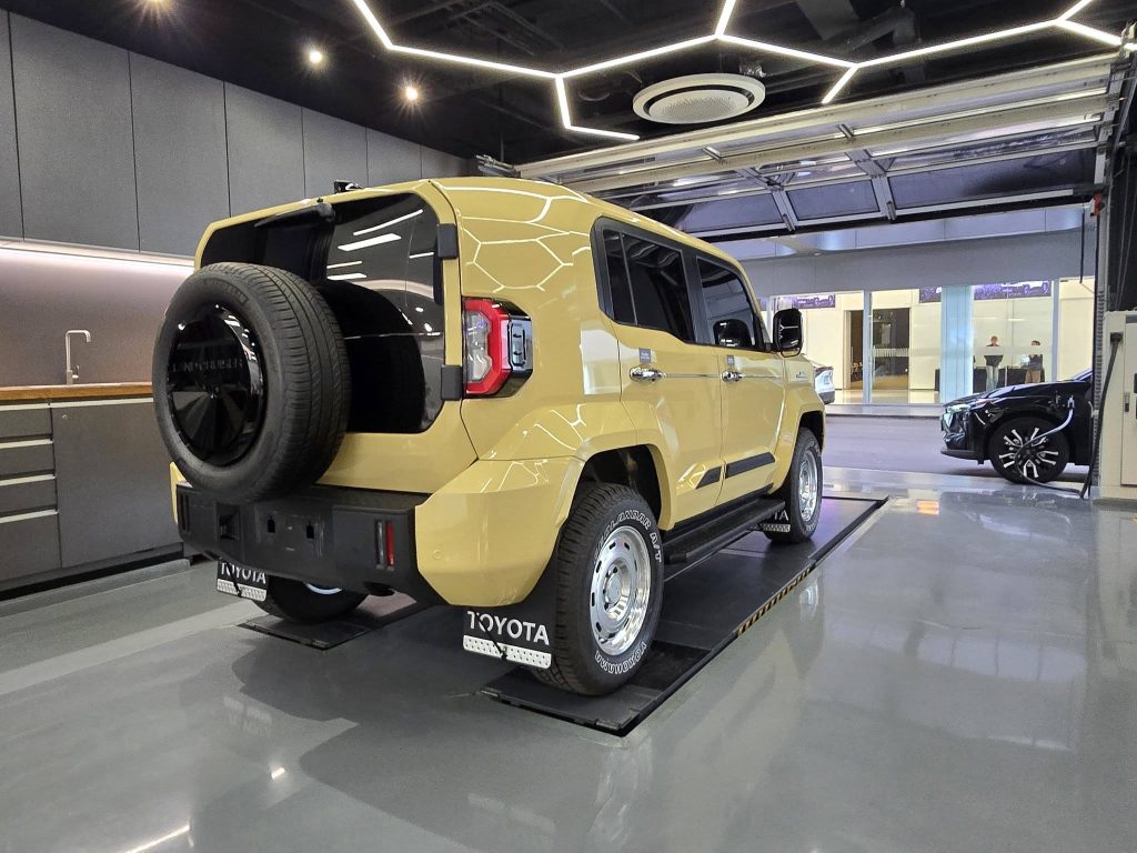 Toyota Land Cruiser màu vàng tại xưởng