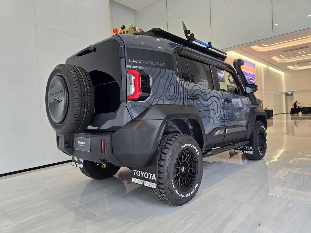 Toyota Land Cruiser màu xám phong cách địa hình