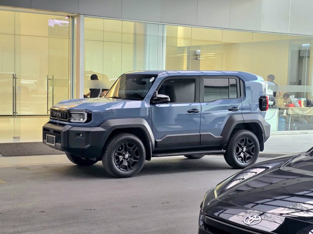 Toyota Land Cruiser màu xanh sau hoàn thiện